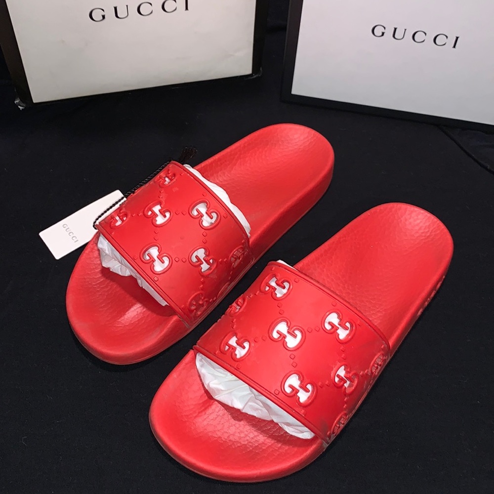 Gucci Men's rubber GG slide sandal - RED